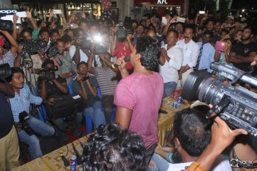 Eedu Gold Ehe Movie Team At CMR Mall In Vizag